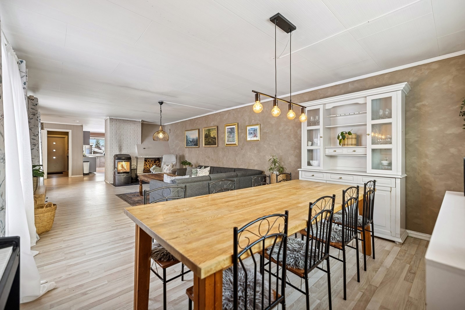 Stue med god plass til både sofagruppe og spisebord. Galleribilde