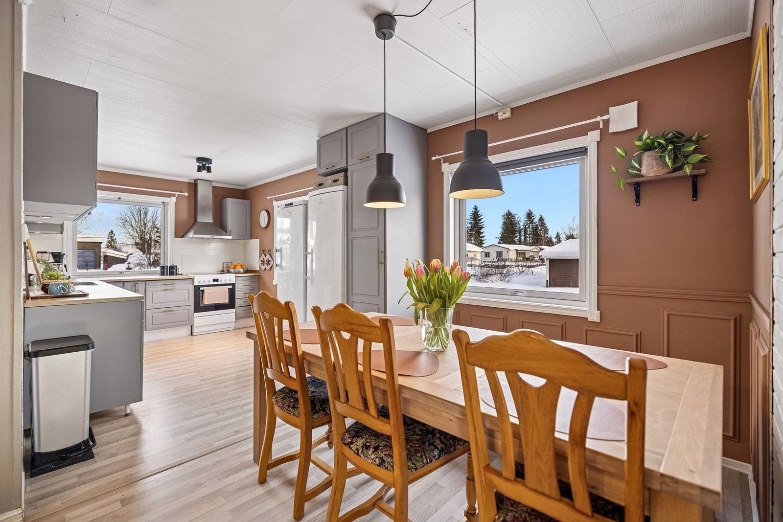 Kjøkken med profilerte fronter og god benkeplass. Galleribilde