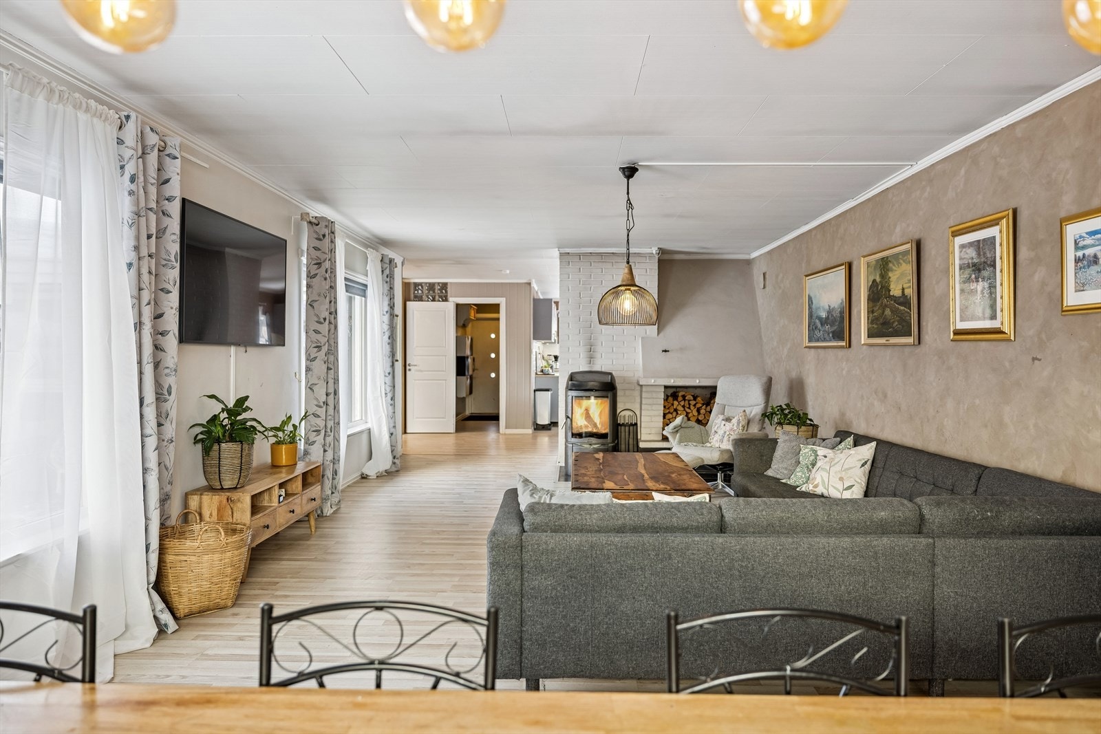 Lys og trivelig stue med gjennomgående gulvflater. Galleribilde