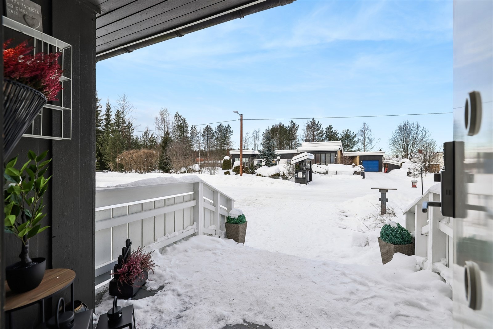 Flat og romslig hage med god boltreplass for lek og aktiviteter. Galleribilde