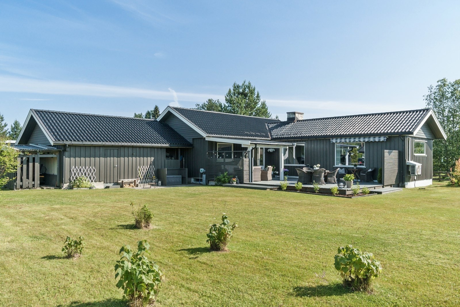 Terrasse med delvis overbygg - perfekte forhold for hyggelige dager utendørs. Galleribilde