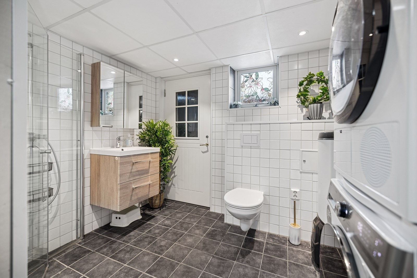 Romslig bad med god oppbevaringsplass i innredningen. Galleribilde