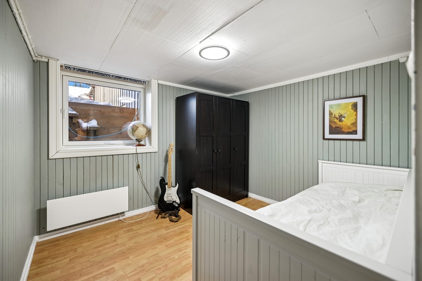 Soverom med fine fargevalg og plass til seng og oppbevaring. Galleribilde