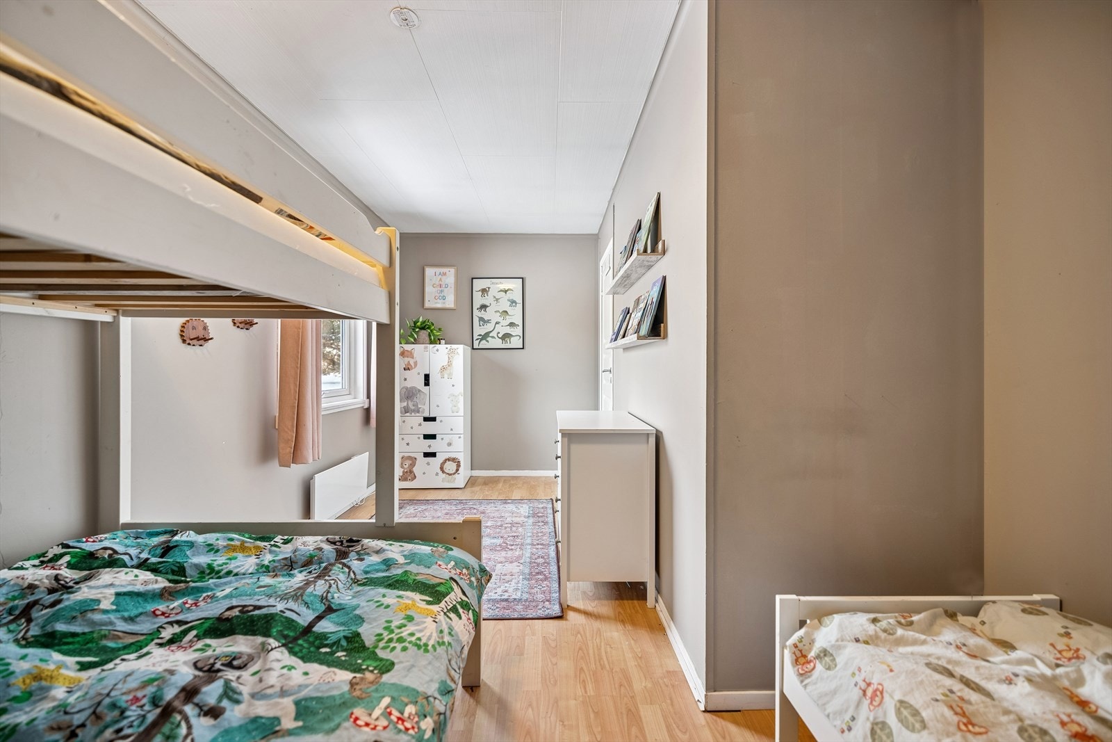 Barnerom med plass til både seng, skrivebord og oppbevaring. Galleribilde