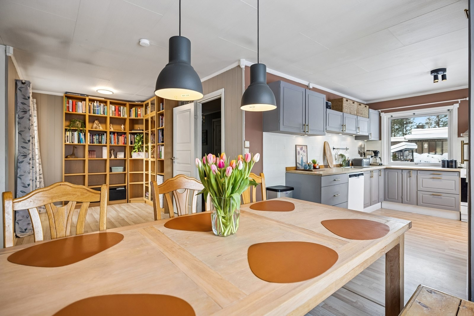 Sosial løsning mellom kjøkken og spisestue. Galleribilde