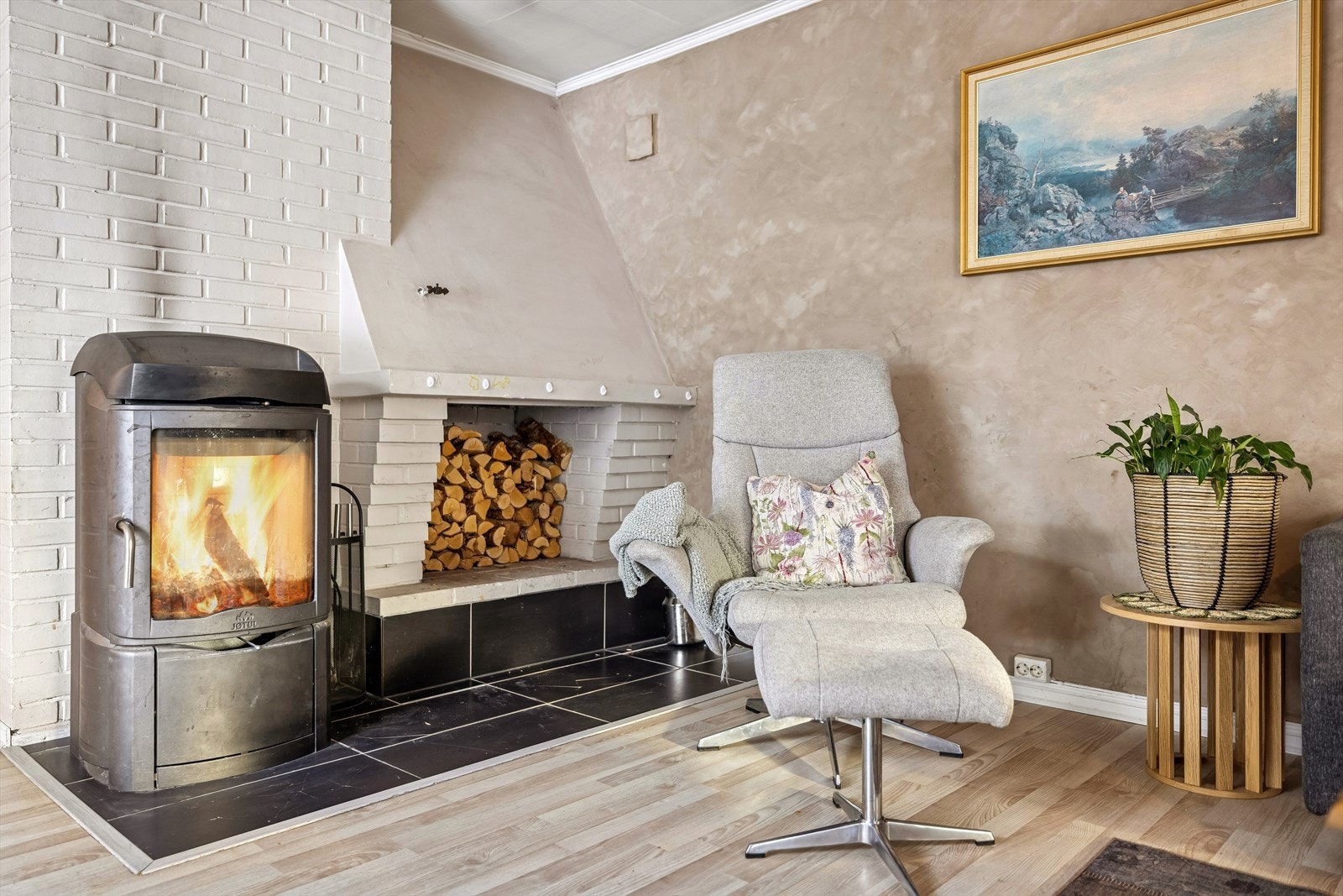 Vedovn og peisparti som naturlig samlingspunkt. Galleribilde