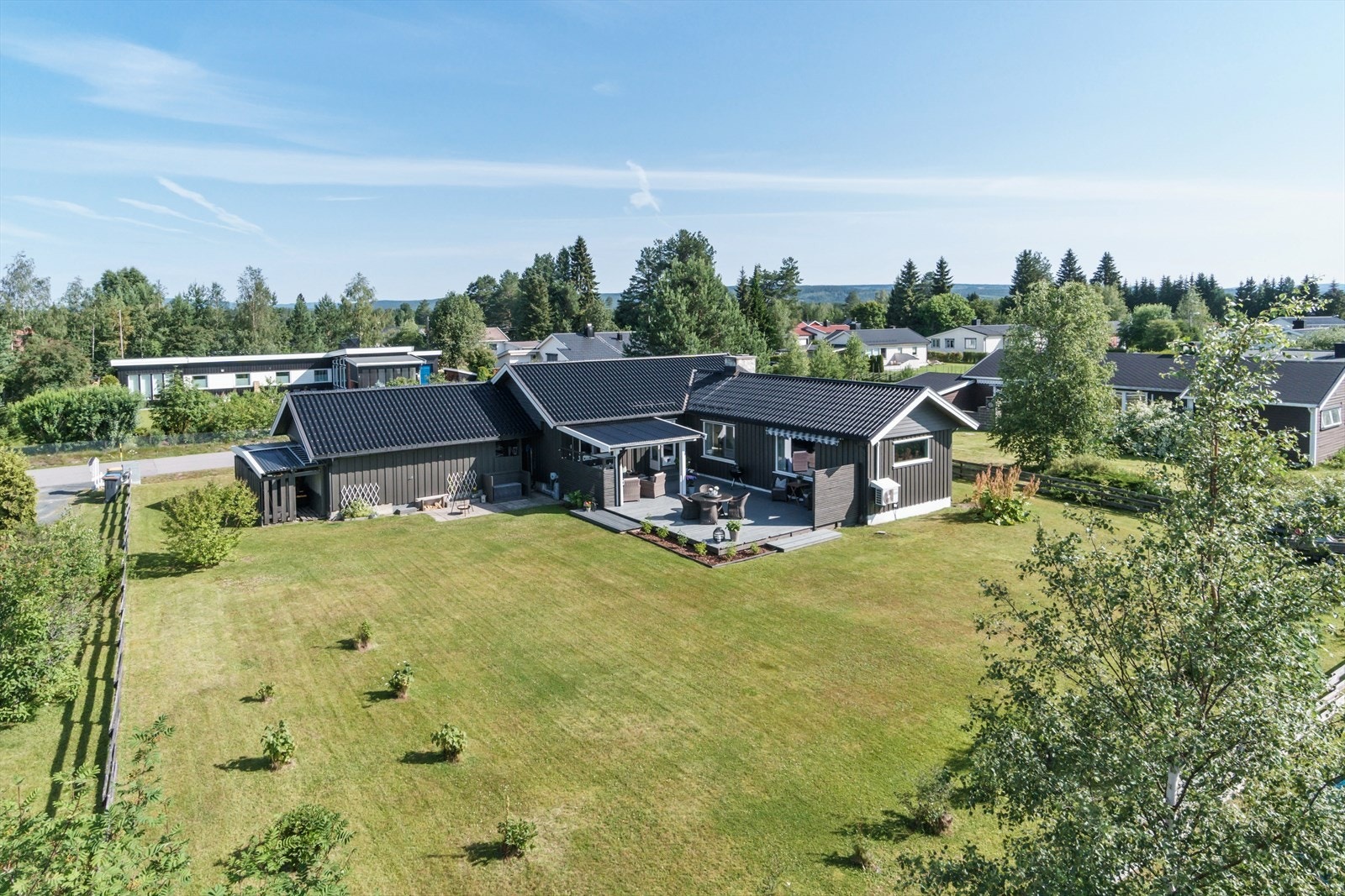 Stor, flat og solrik tomt med opparbeidet plen og gode uteområder. Galleribilde