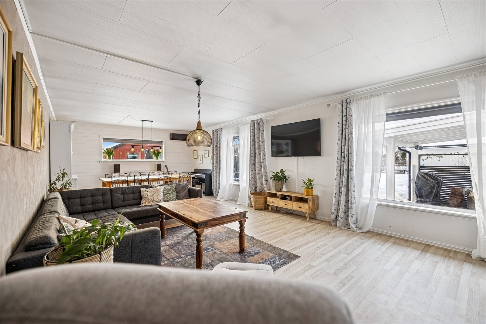 Romslig stue med store vindusflater. Galleribilde