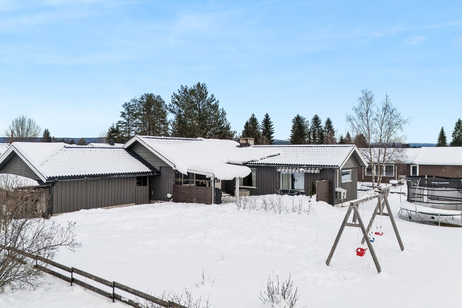 Boligen sett fra hagesiden med god avstand til naboer. Galleribilde