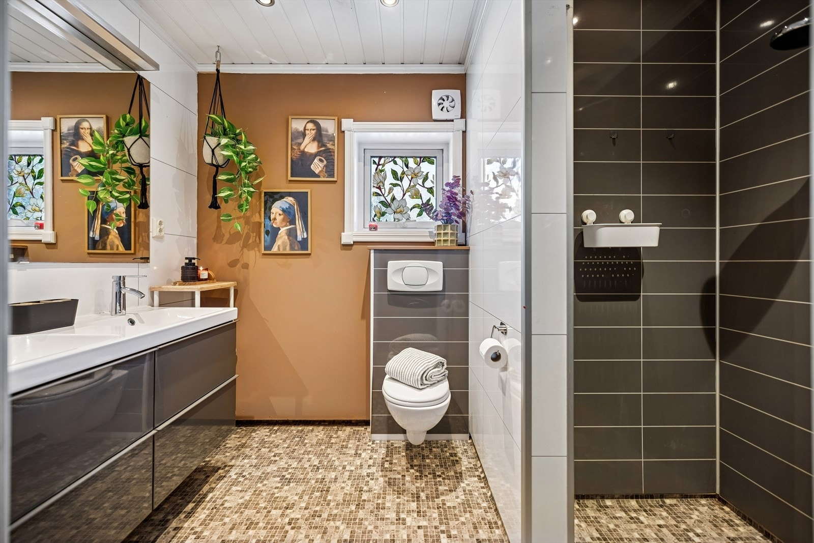 Bad med naturlig lys og funksjonell planløsning. Galleribilde