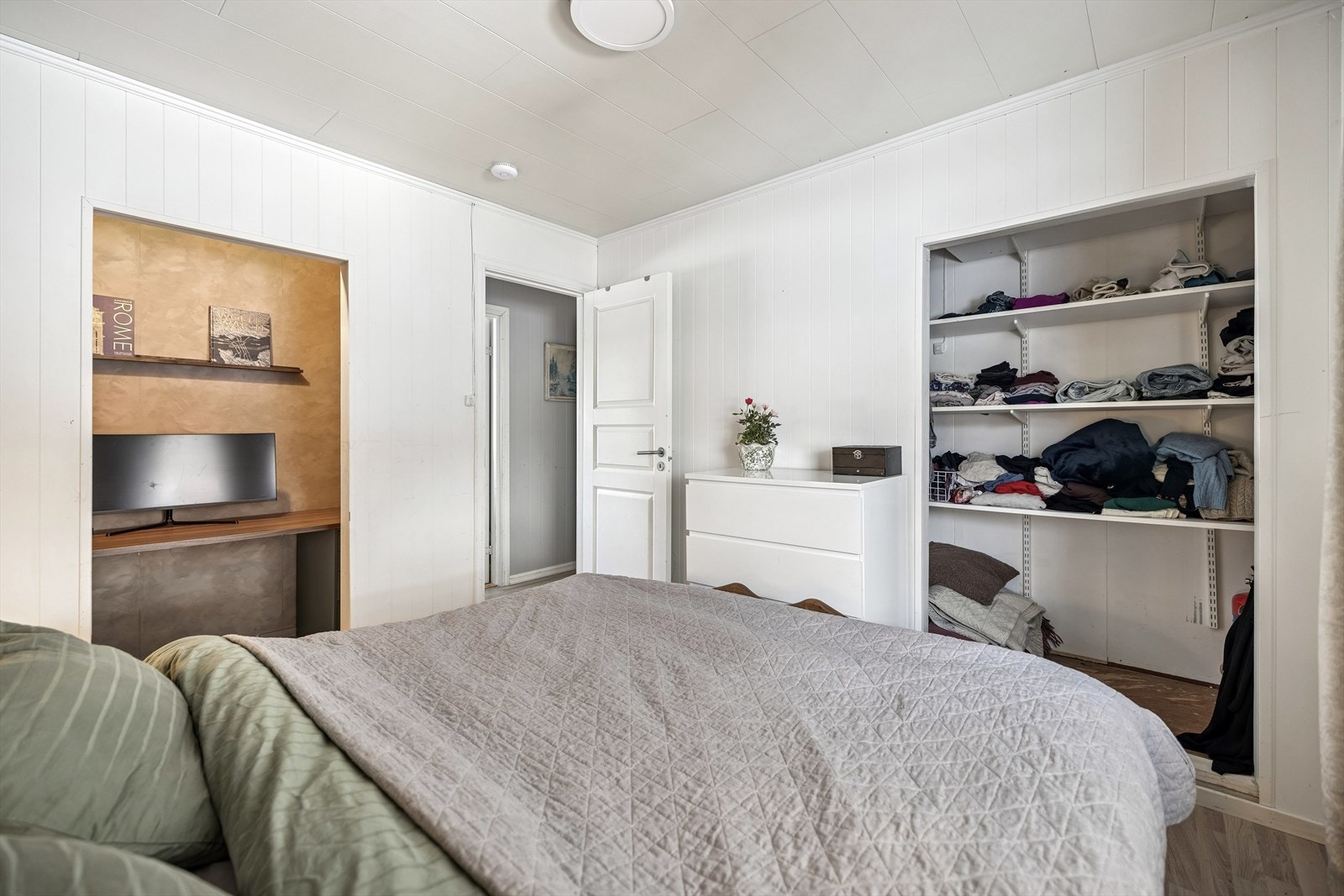 Hovedsoverom med god plass til dobbeltseng og praktisk garderobeløsning. Galleribilde