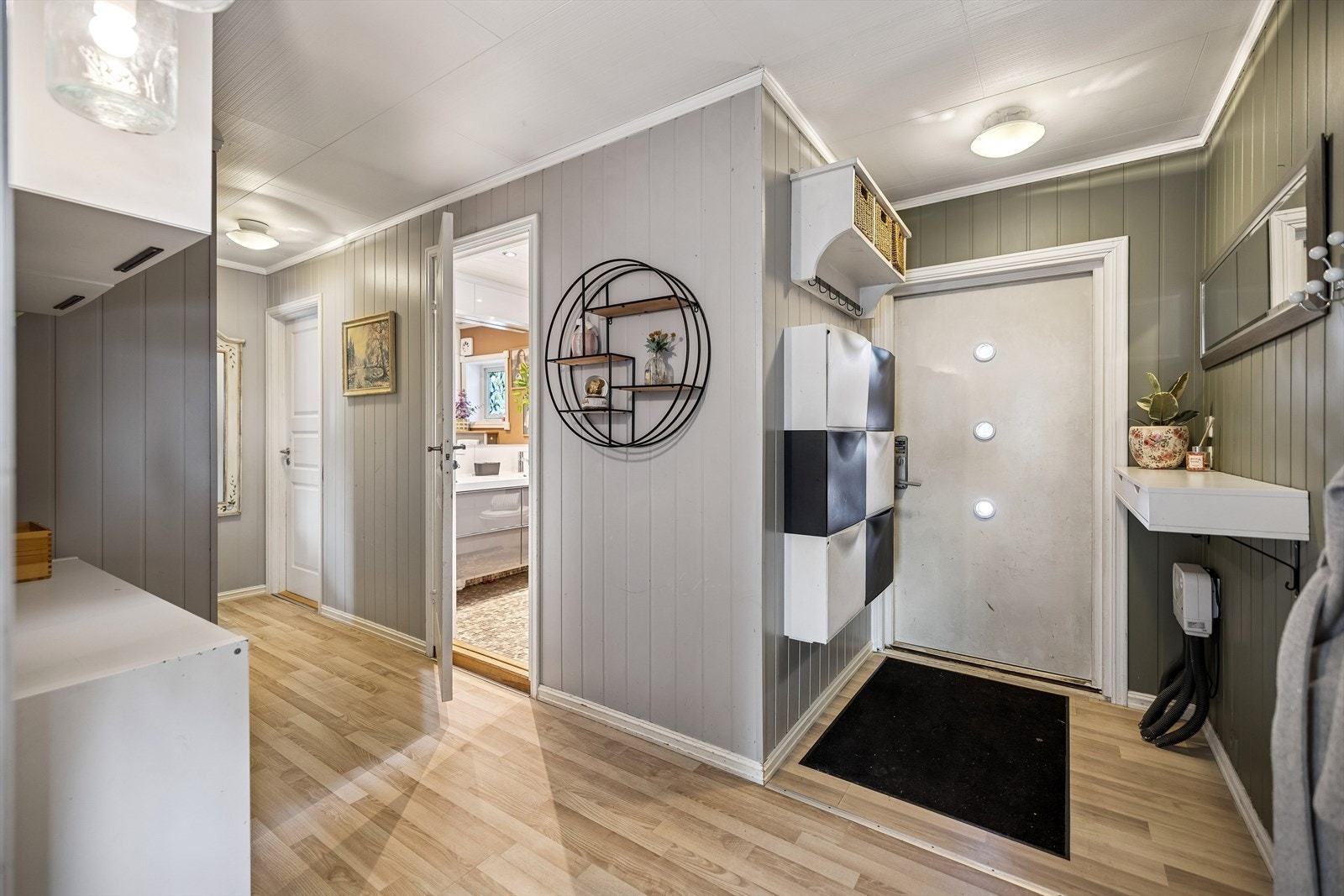 Romslig entré med garderobeløsning og god plass til yttertøy. Galleribilde