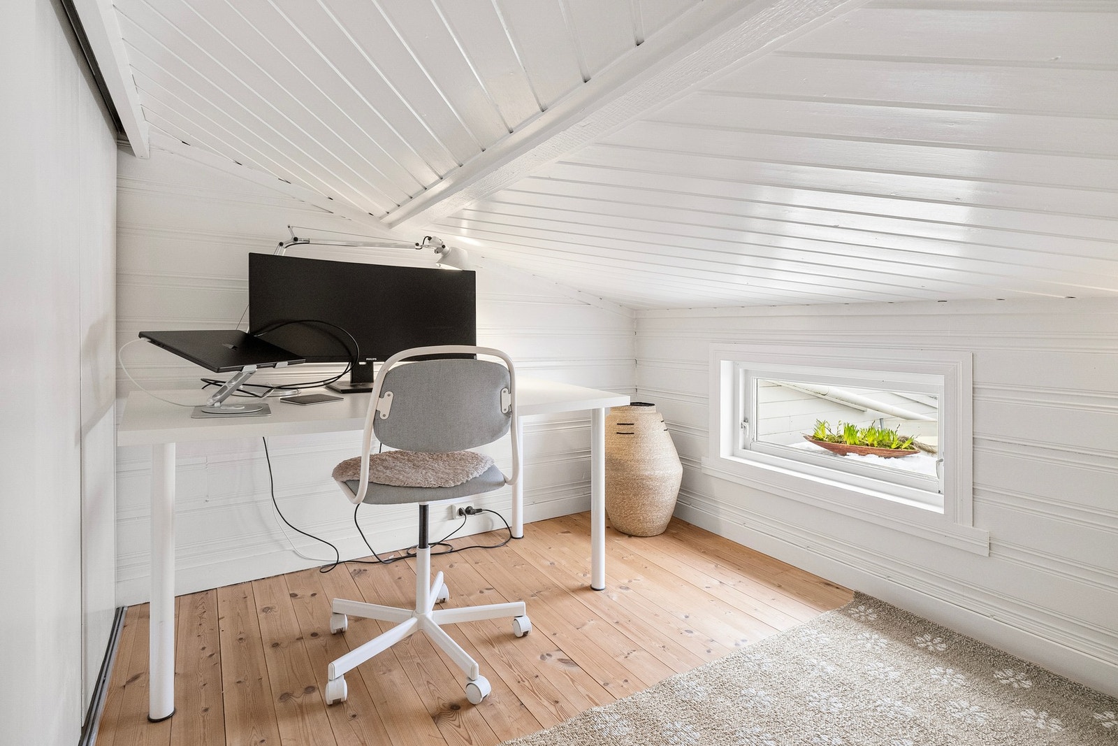 Hemsens areal inngår ikke i målbart bruksareal grunnet takhøyde, men gir en svært anvendelig og funksjonell tilleggsflate i hverdagen. Galleribilde