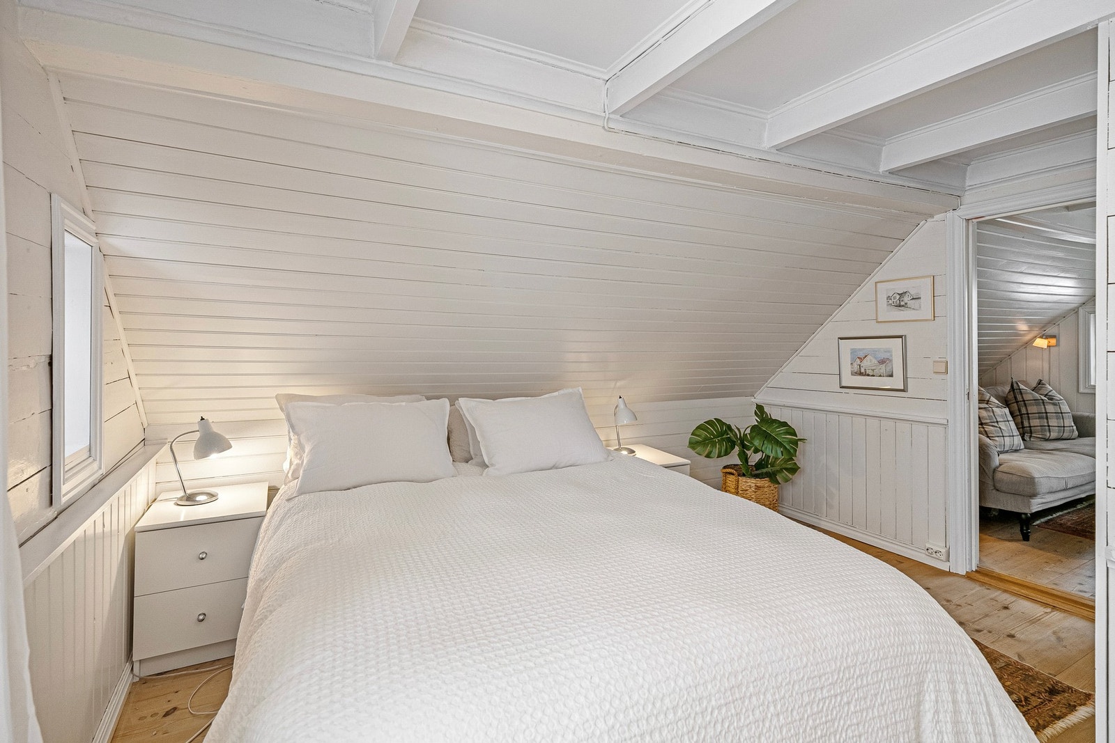 Etasjen inneholder i tillegg to soverom. Begge rommene har plassbygde skap. Galleribilde