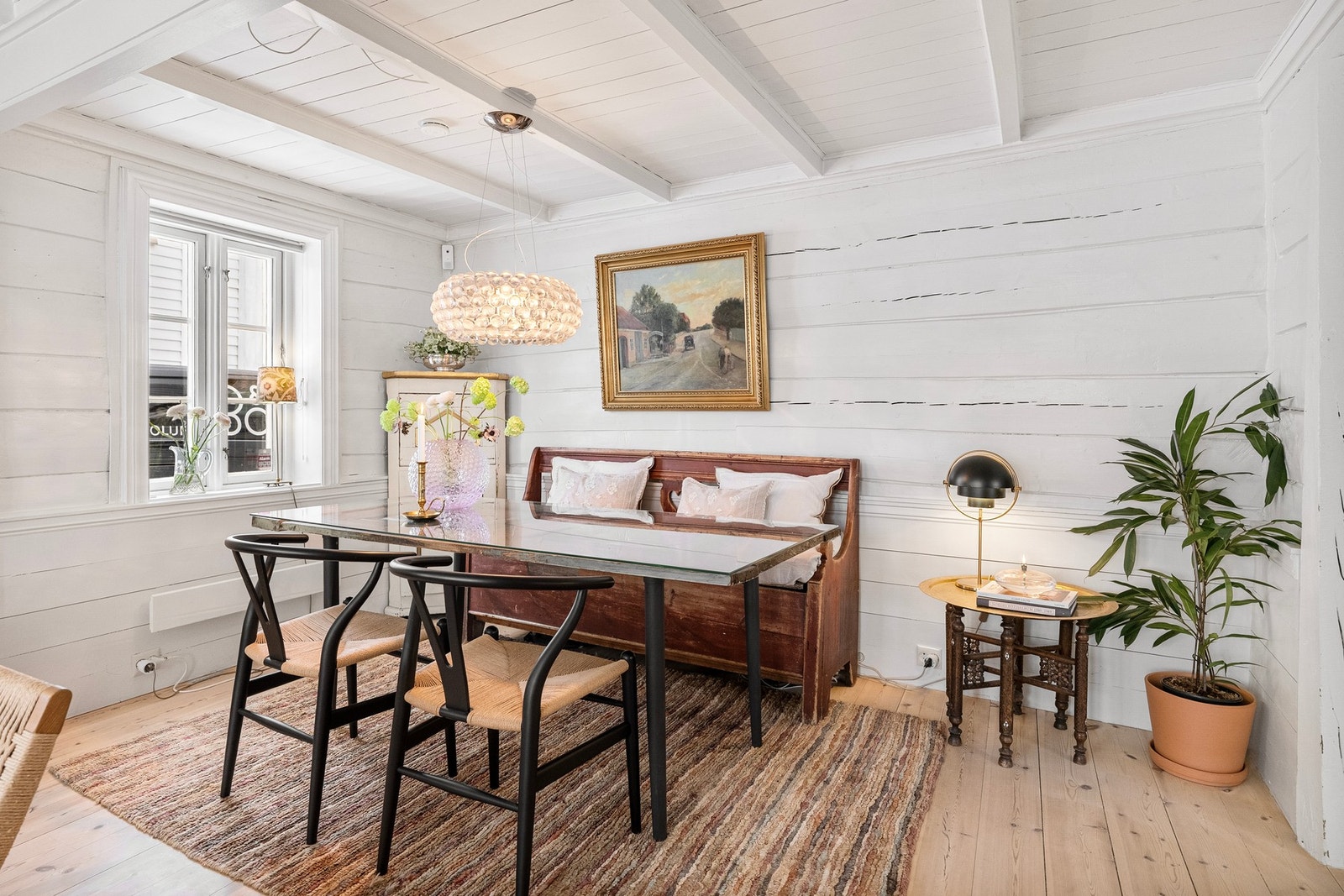 Dette er et rom som inviterer til både rolige kvelder og hyggelige sammenkomster. Galleribilde