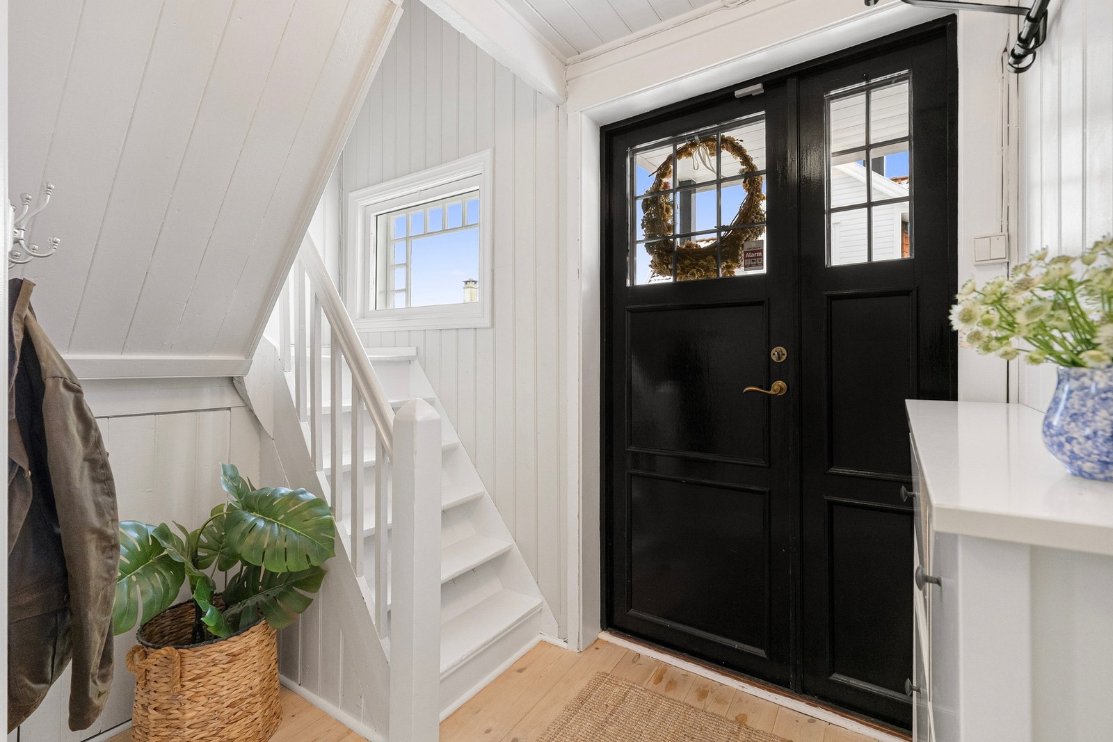 Fra det overbygde inngangspartiet har man en sjarmerende to-fløyet ytterdør, med glass som slipper inn rikelig med dagslys. Galleribilde