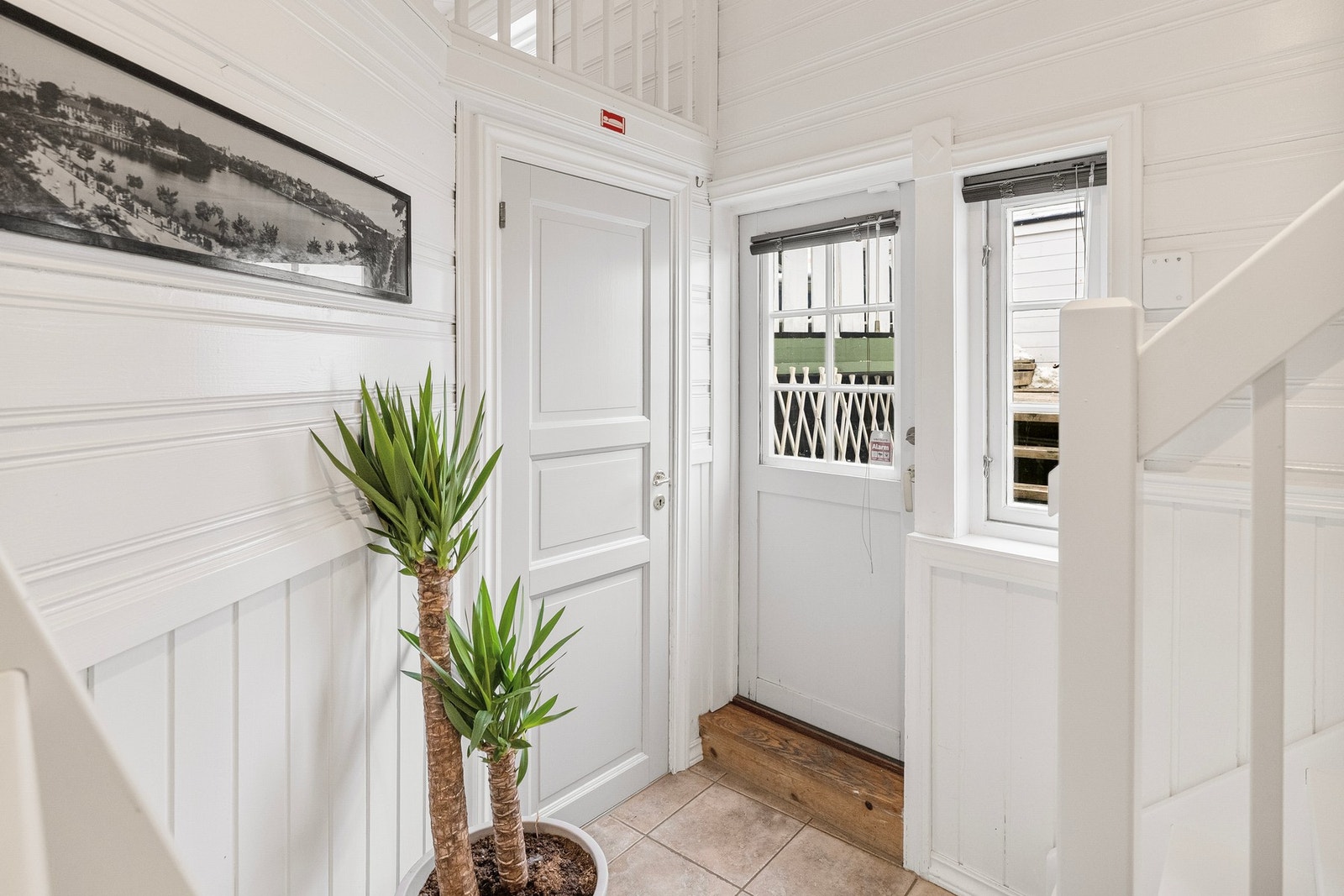 Fra samme gang er det også direkte utgang til bakgården, noe som gir en praktisk flyt mellom inne- og uterom. Galleribilde