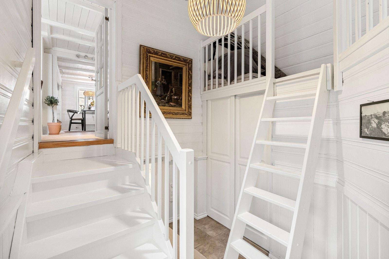 Fra kjøkkenet leder en dør videre inn i tilbygget, som tilfører boligen en praktisk og fleksibel romløsning. Galleribilde