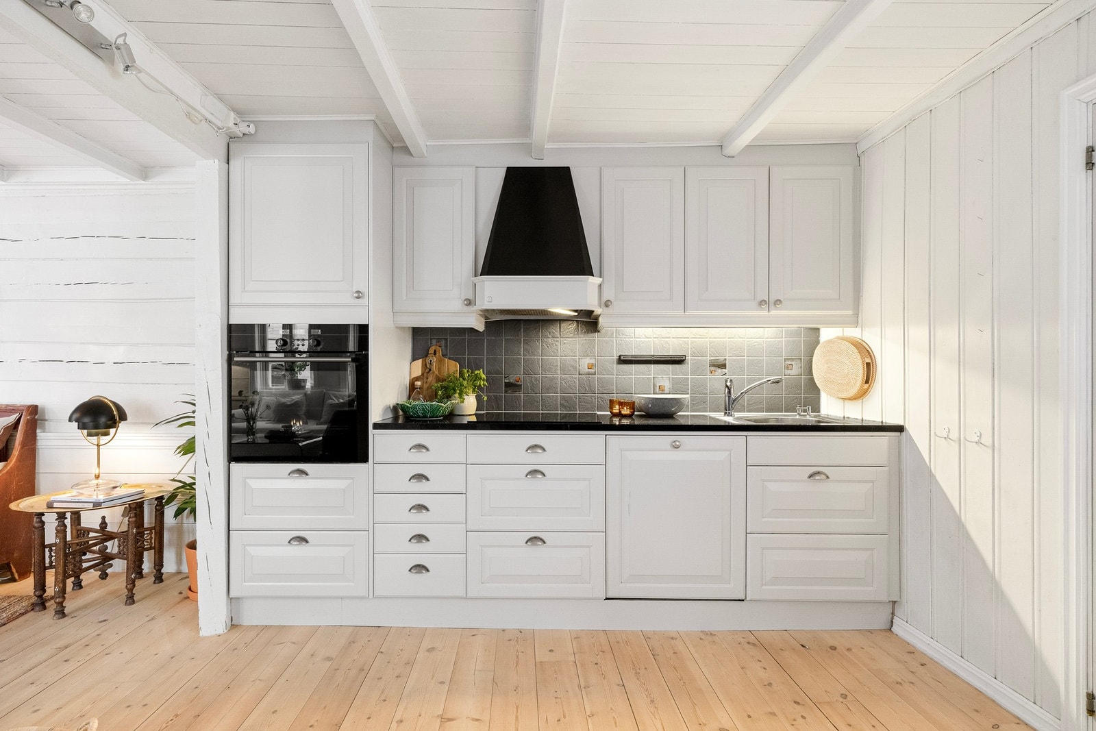 Kjøkkeninnredningen er fra Ballingslöv (2011) med profilerte fronter og en solid granitt benkeplate som gir et eksklusivt og varig preg. Galleribilde