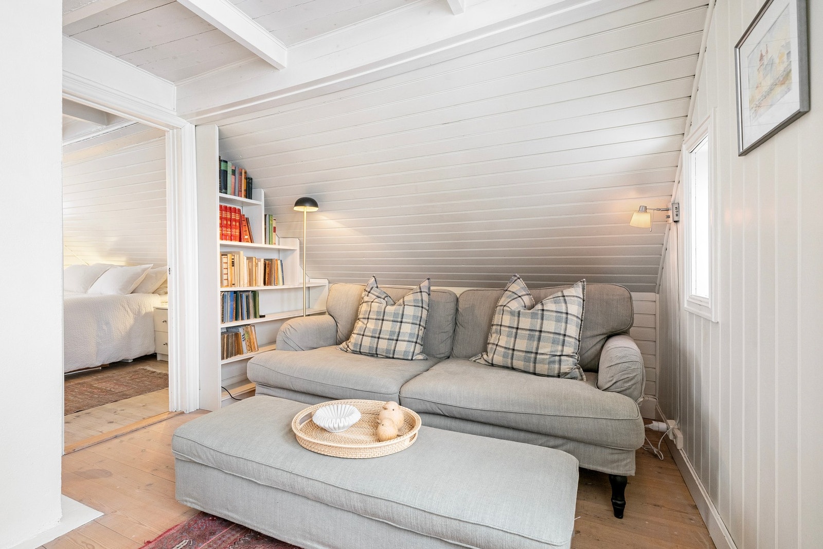 De skrå flatene gir rommet særpreg og sjarm, samtidig som det er godt med lysinnslipp. Galleribilde