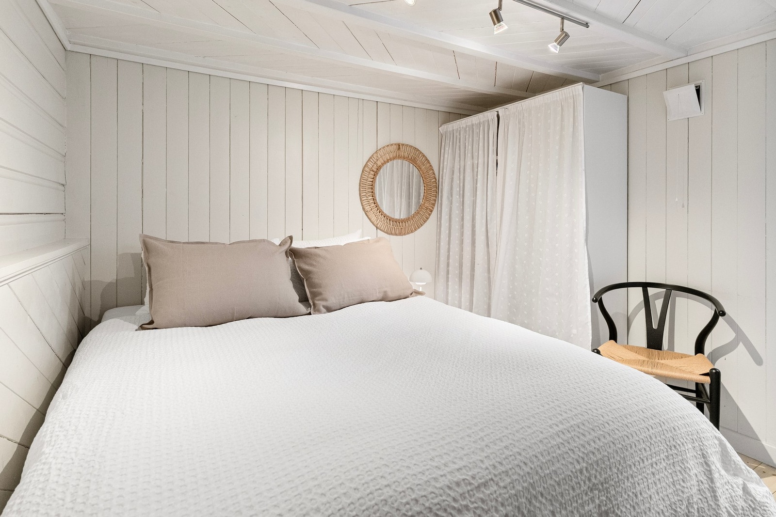 Gjesterommet ligger rolig og tilbaketrukket fra oppholdsrommene. Galleribilde