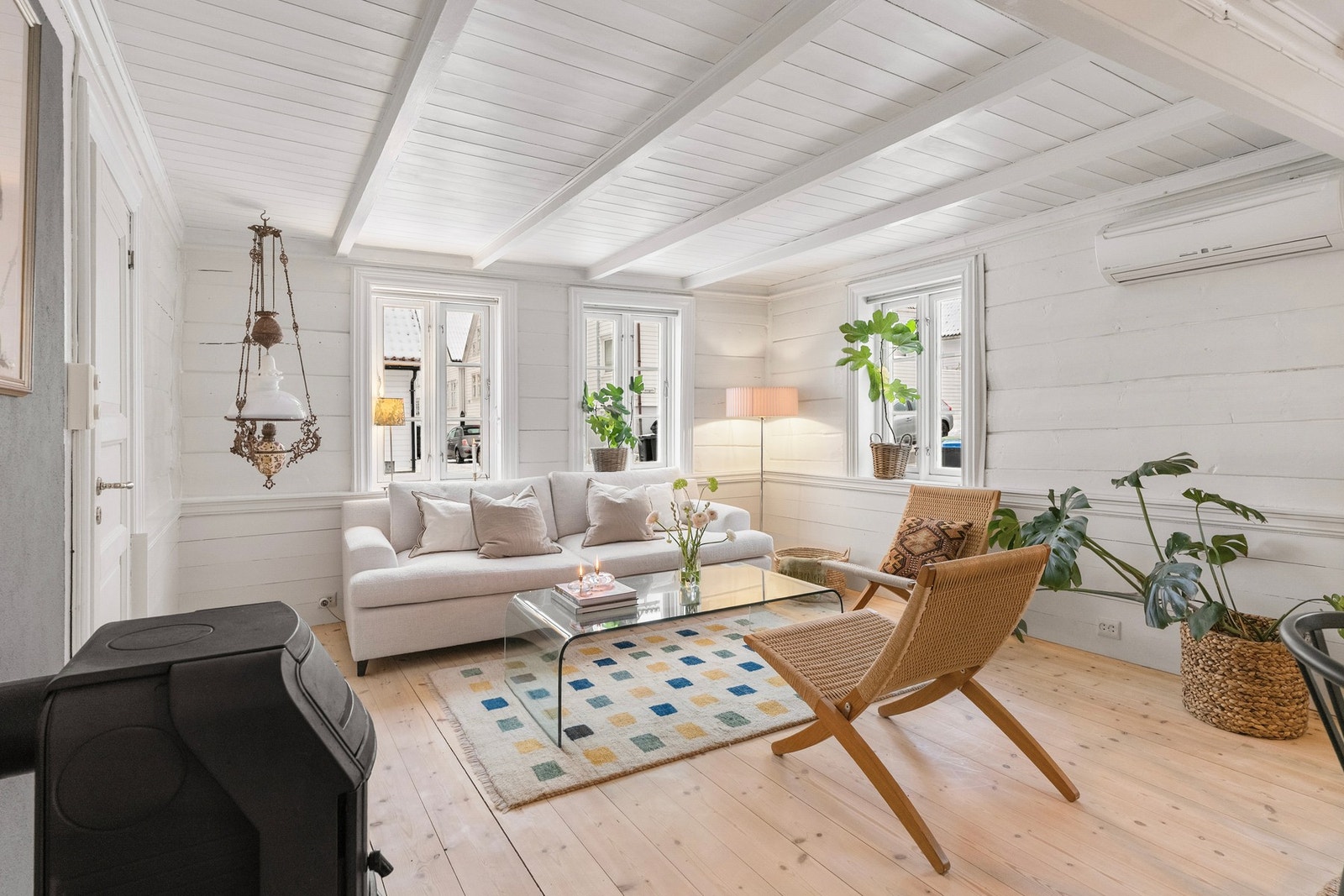 Her finner man originale tømmervegger, dekorative detaljer og sprossevinduer på to sider som gir et vakkert lysinnslipp gjennom dagen. Galleribilde