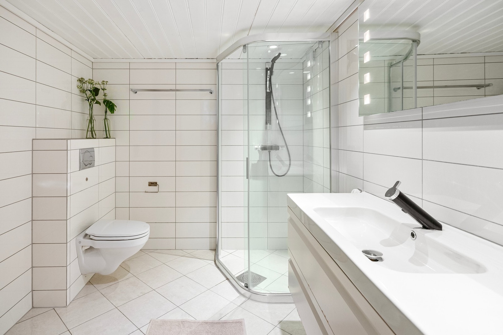 Badet ligger i underetasjen og ble oppgradert rundt 2011. Rommet fremstår tidløst og funksjonelt med flislagte overflater og downlights i tak. Galleribilde