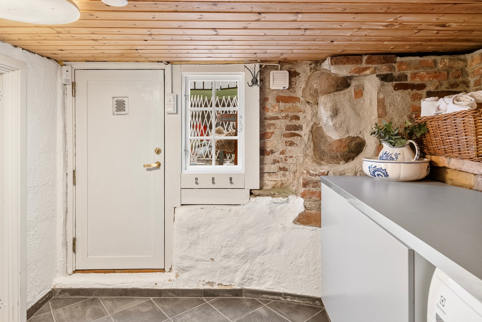 Fra vaskerommet har man dør ut til bakgården. Galleribilde