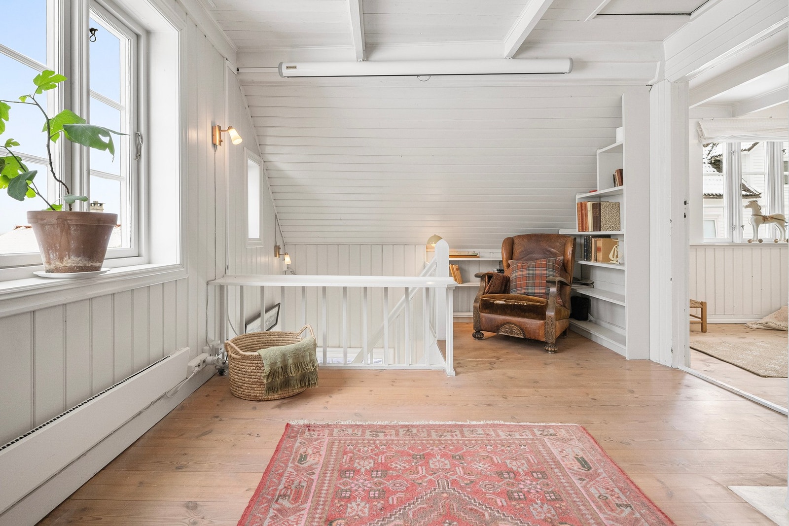 Fra entréen av boligen leder trapp opp til andre etasje. Galleribilde