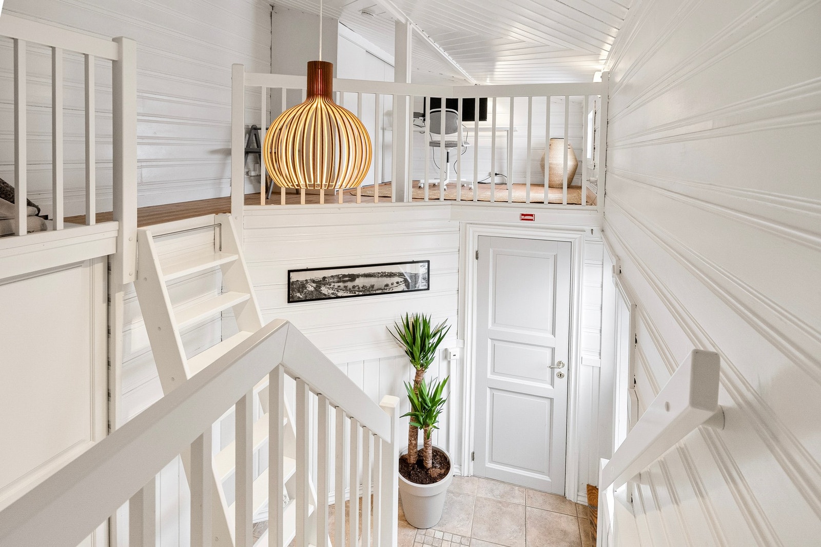 Over gjesterommet er det etablert en hems som i dag er innredet som kontorplass. Denne nås via trapp fra gangen. Galleribilde