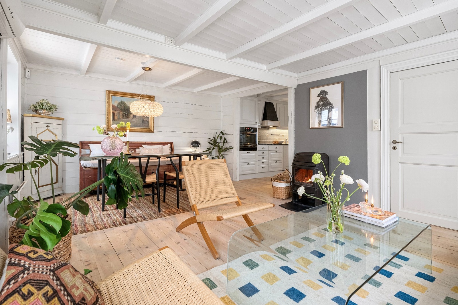 Rommet oppleves både lunt og luftig på samme tid, og har god plass til både sofagruppe og spisebord. Galleribilde