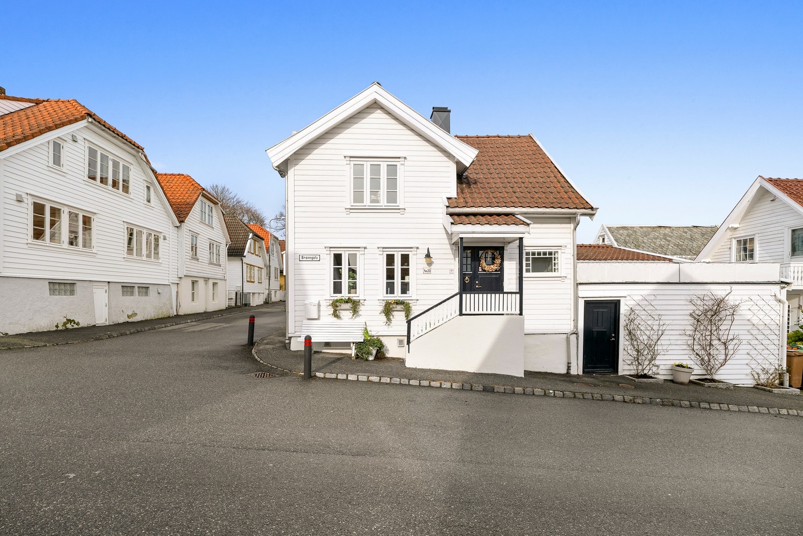 Adkomsten til boligen skjer via trapp opp til et overbygd inngangsparti Galleribilde