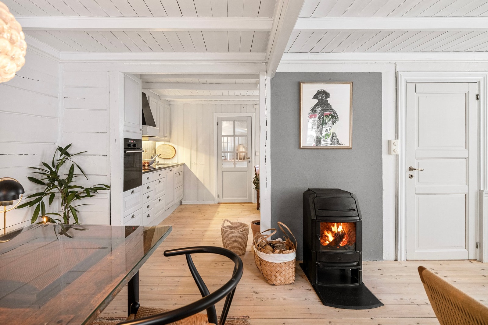 Vedovnen skaper varme og stemning på kjølige dager, mens varmepumpe og panelovner sørger for behagelig temperatur året rundt. Galleribilde