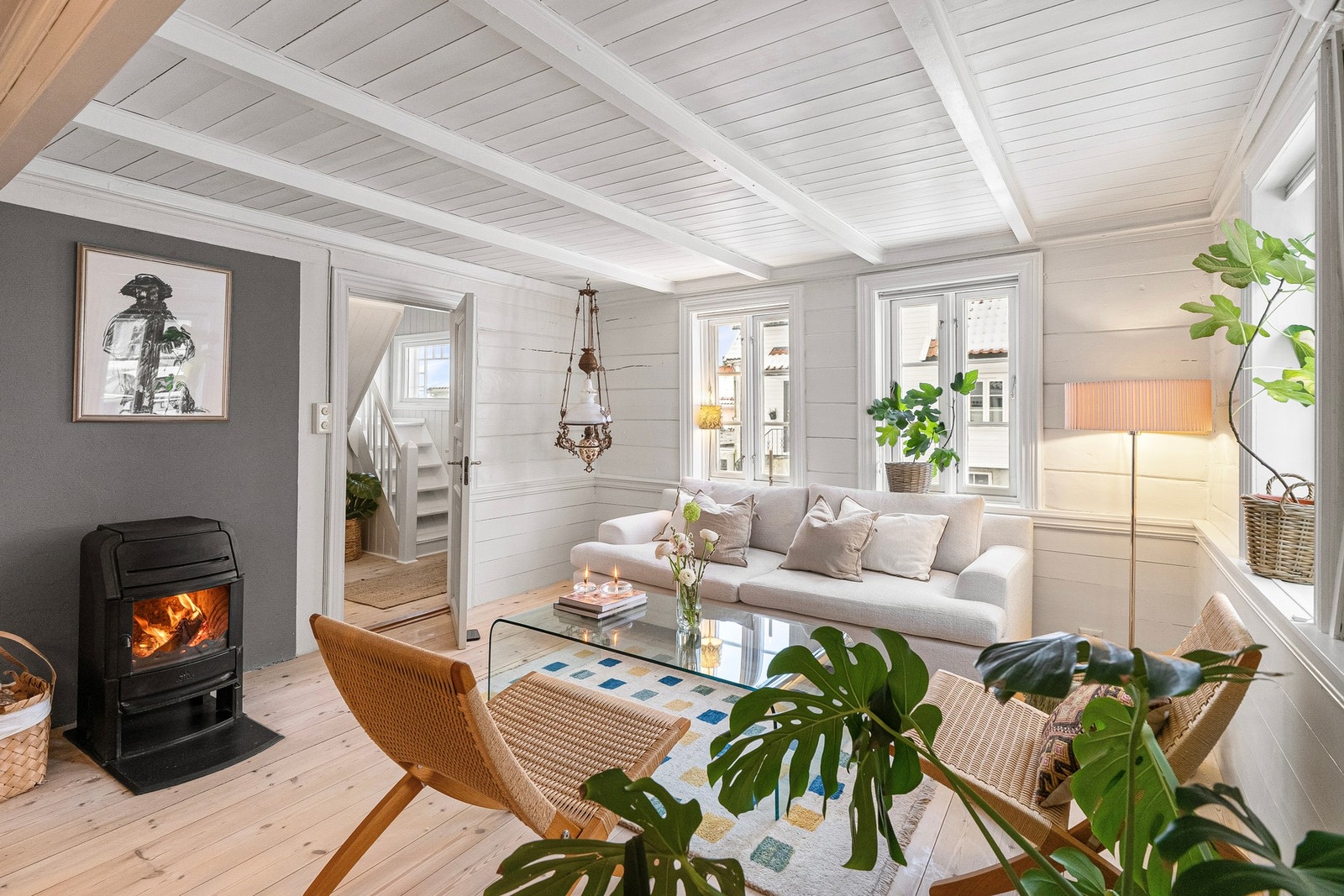 Stuen er boligens hjerte og et rom med tydelig trehussjarm. Galleribilde