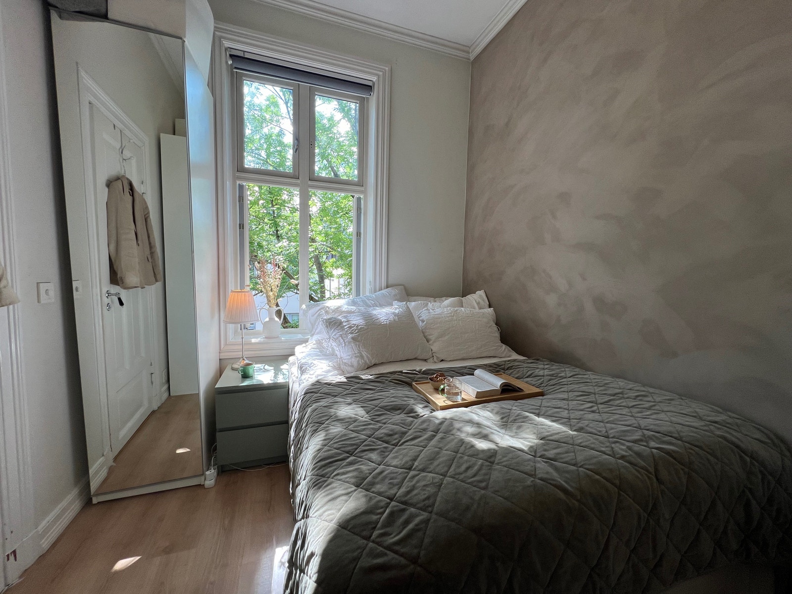 Soverom. Seng 1,50 * 2 m. Har vært leid ut til både 1 og 2 personer. Galleribilde