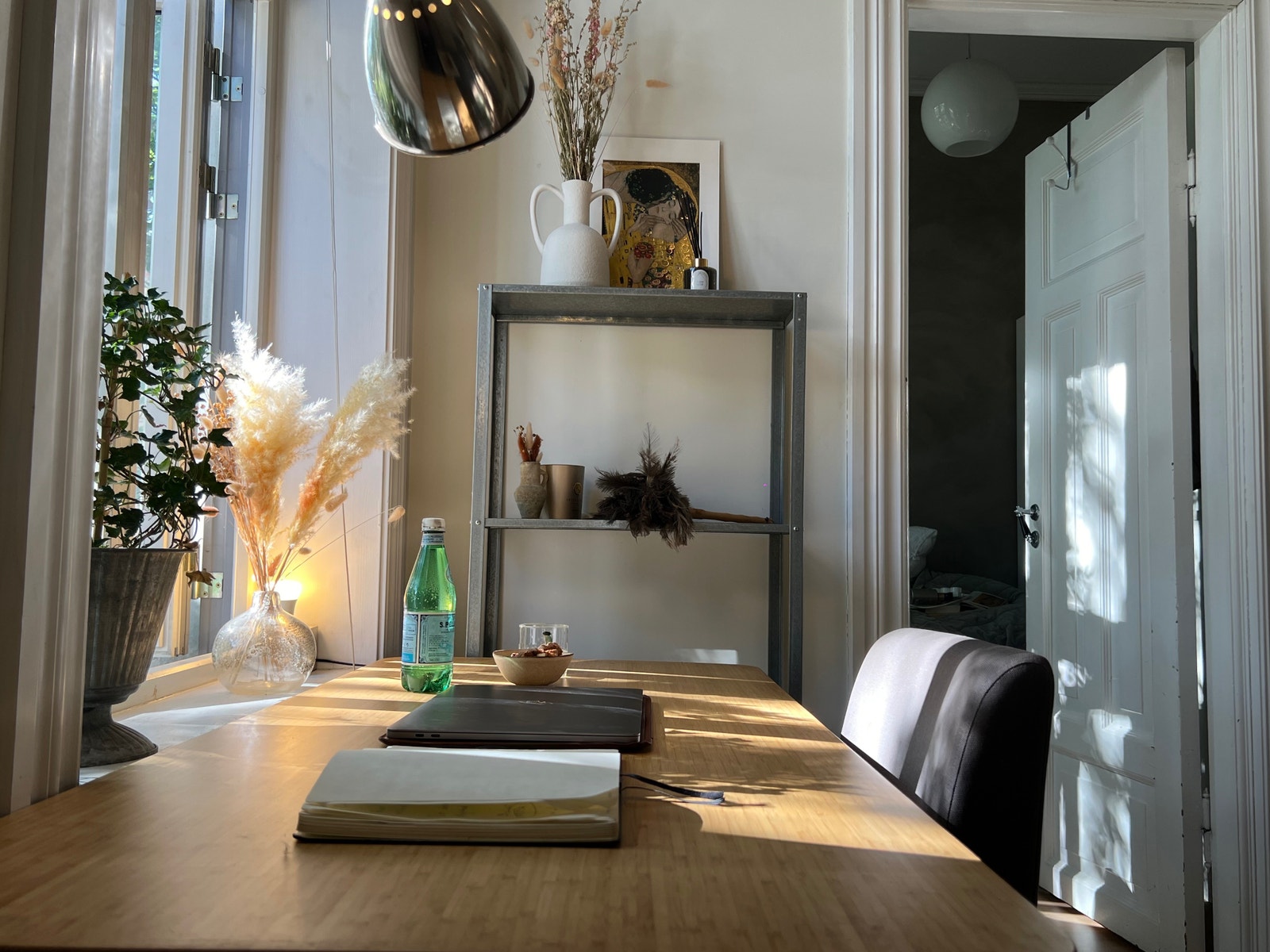 2 rom: kjøkken/stue + soverom (+ bad + liten entre+ liten bod) Galleribilde