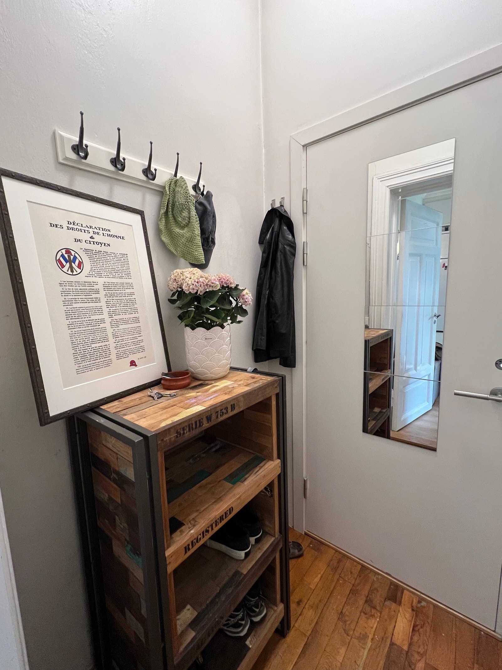 Inngangsparti (kun for hybelleiligheten). Dør til høyre er lukket og lydtett. Denne går inn til eier, og benyttes ikke. Dør til venstre kan også lukkes og hører til hybelen. Galleribilde