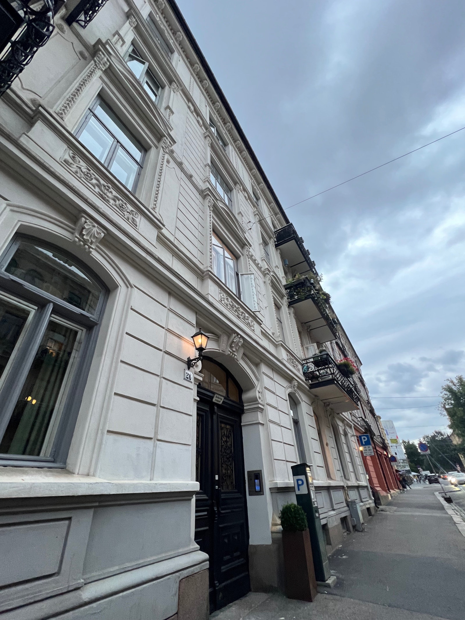 Byggets eksteriør. Hybelen er ikke vendt mot hovedgate, men mot bakgård. Galleribilde