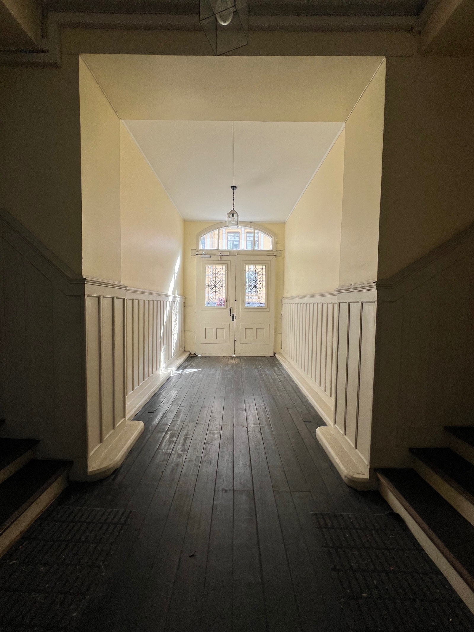 Fra hovedinngang går man gjennom hovedoppgang til bakgården Galleribilde