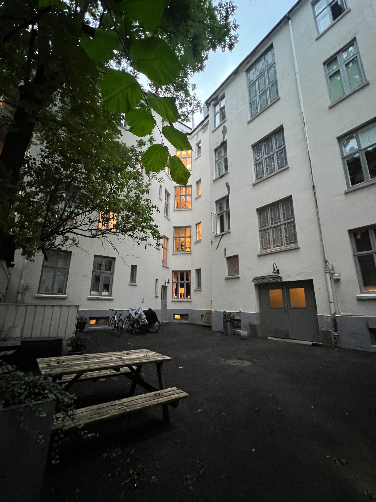 Bakgård. Inngang til hybelen er via den gamle "kjøkkeninngangen" ! Leiligheten er i 4. etage bak løvverket. Galleribilde