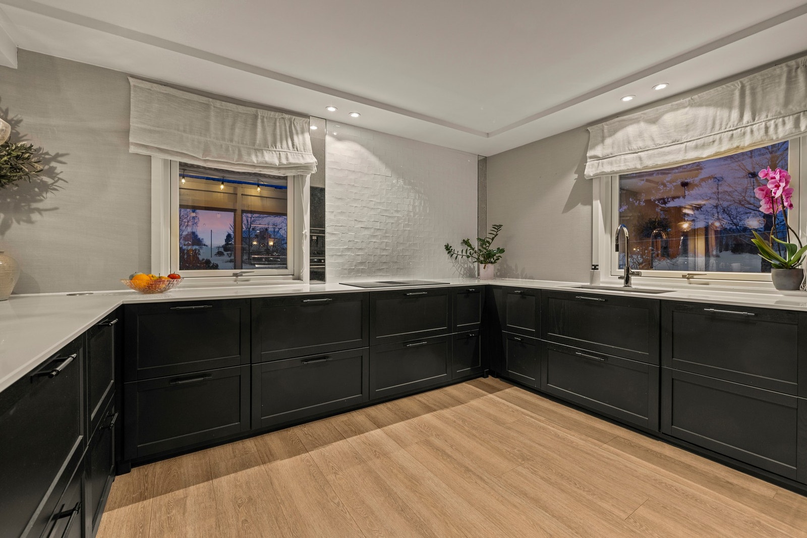 Vinduene sørger for at man kan følge på med barna som leker utenfor. Galleribilde