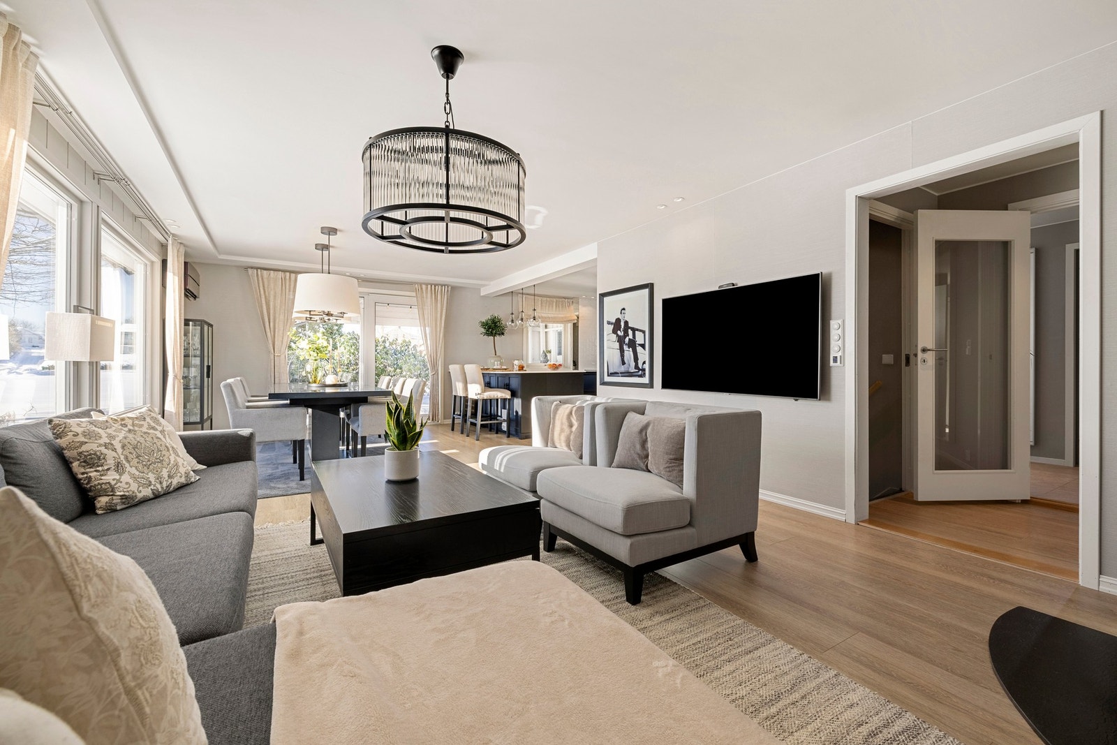 Overflatene er malt i en lys og behagelig fargetone. Galleribilde