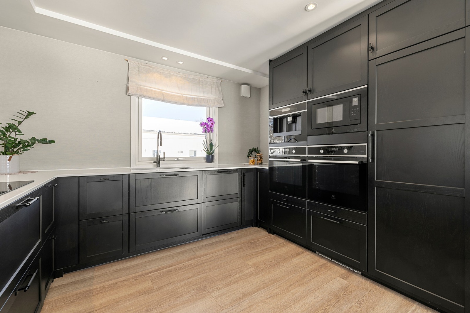 Det er god dybde på benk og skap. Galleribilde