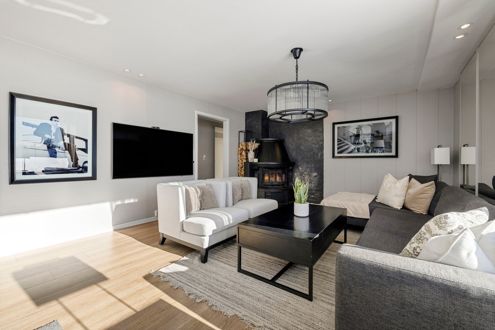 God plass til sofagruppe, stoler, bord og tilhørende mediemøblement. Galleribilde