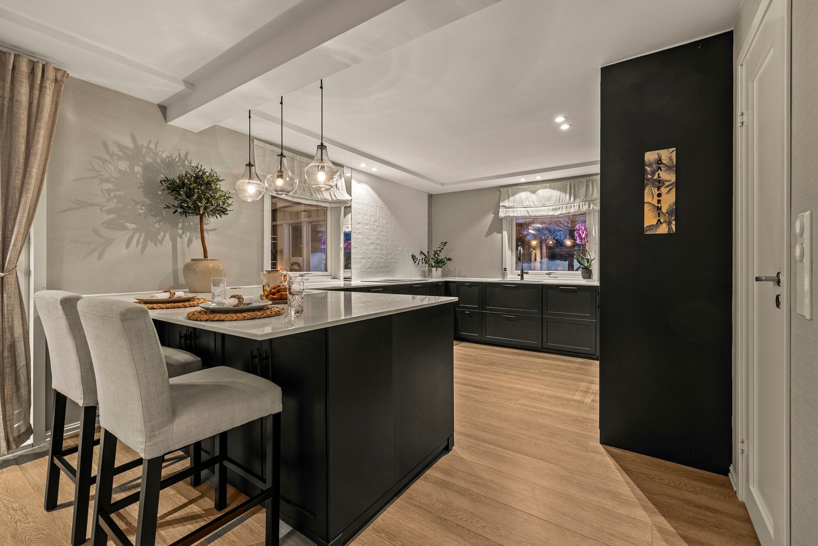 Kjøkkenet har en fin kombinasjon av skap- og benkeplass for både oppbevaring og matlaging. Galleribilde