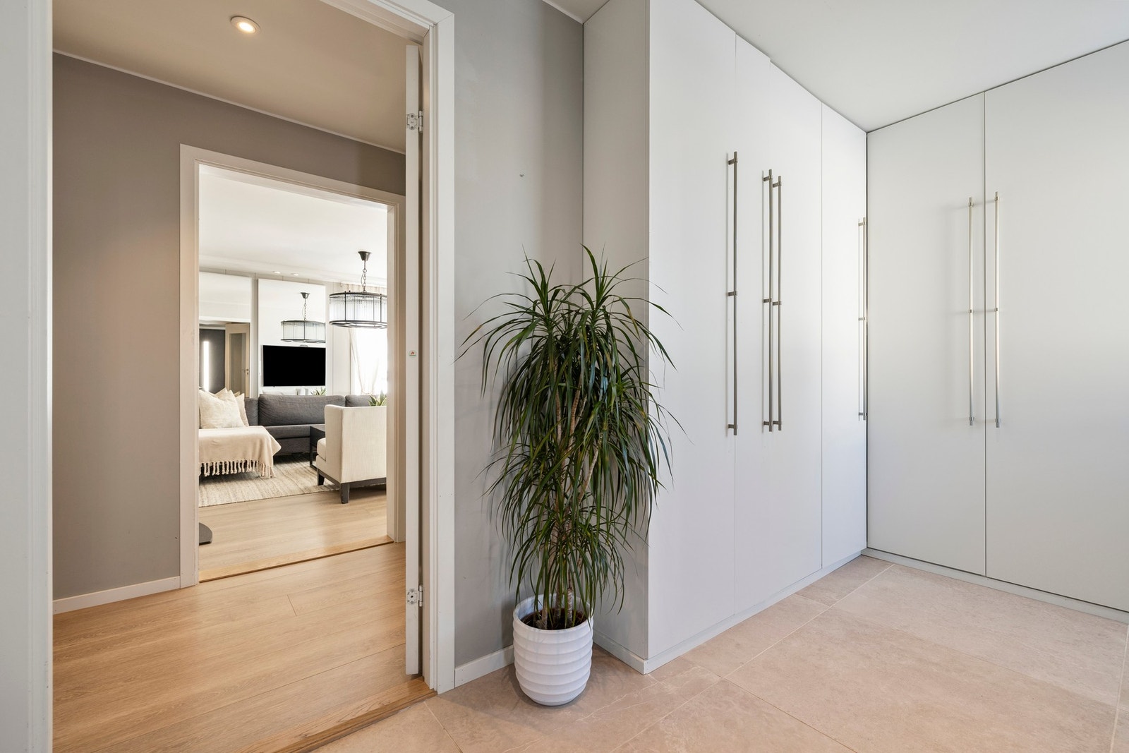 Det er utstrakt bruk at downlightsbelysning i boligen. Galleribilde