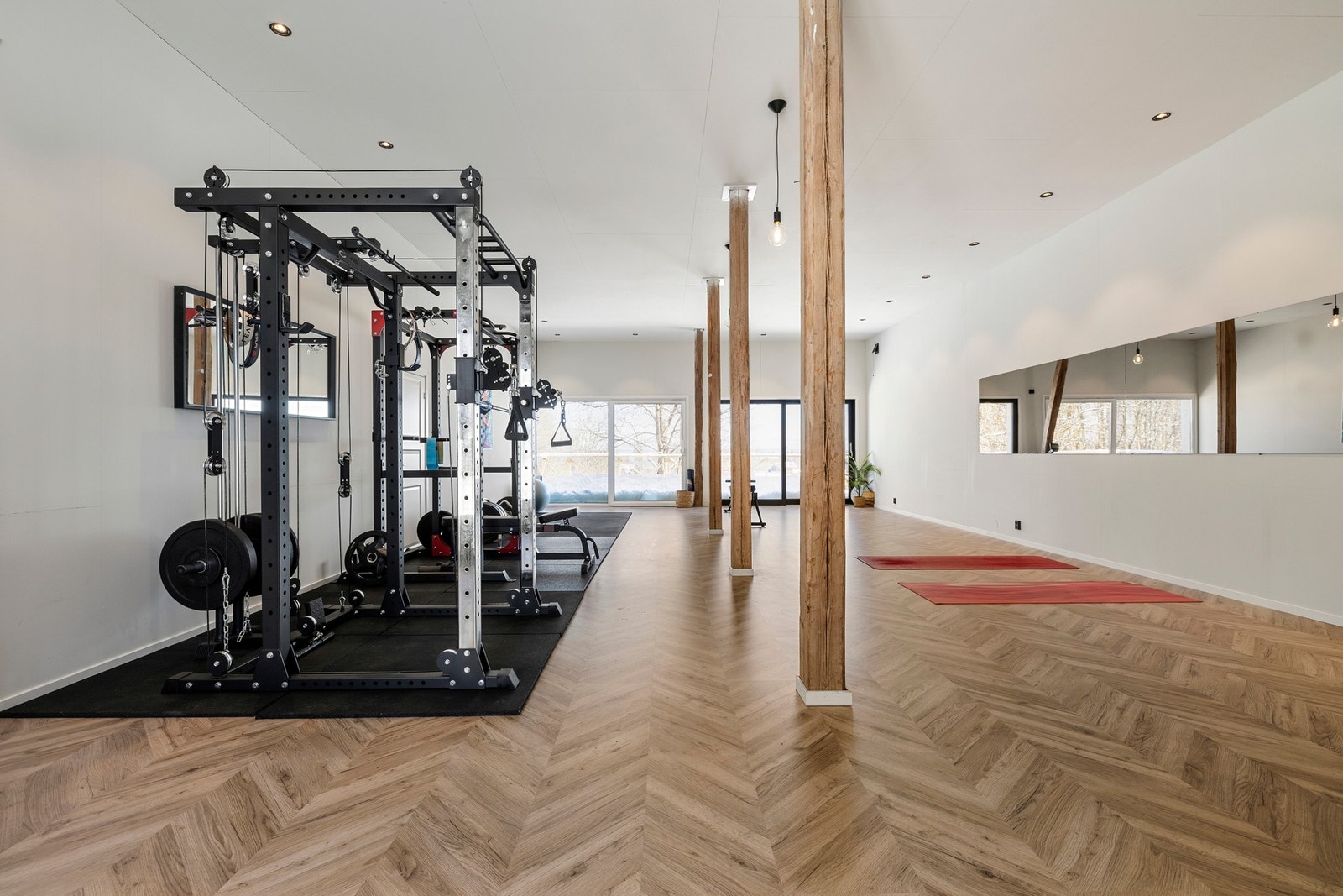 Her er det god plass til ulike soner med treningsutstyr. Galleribilde