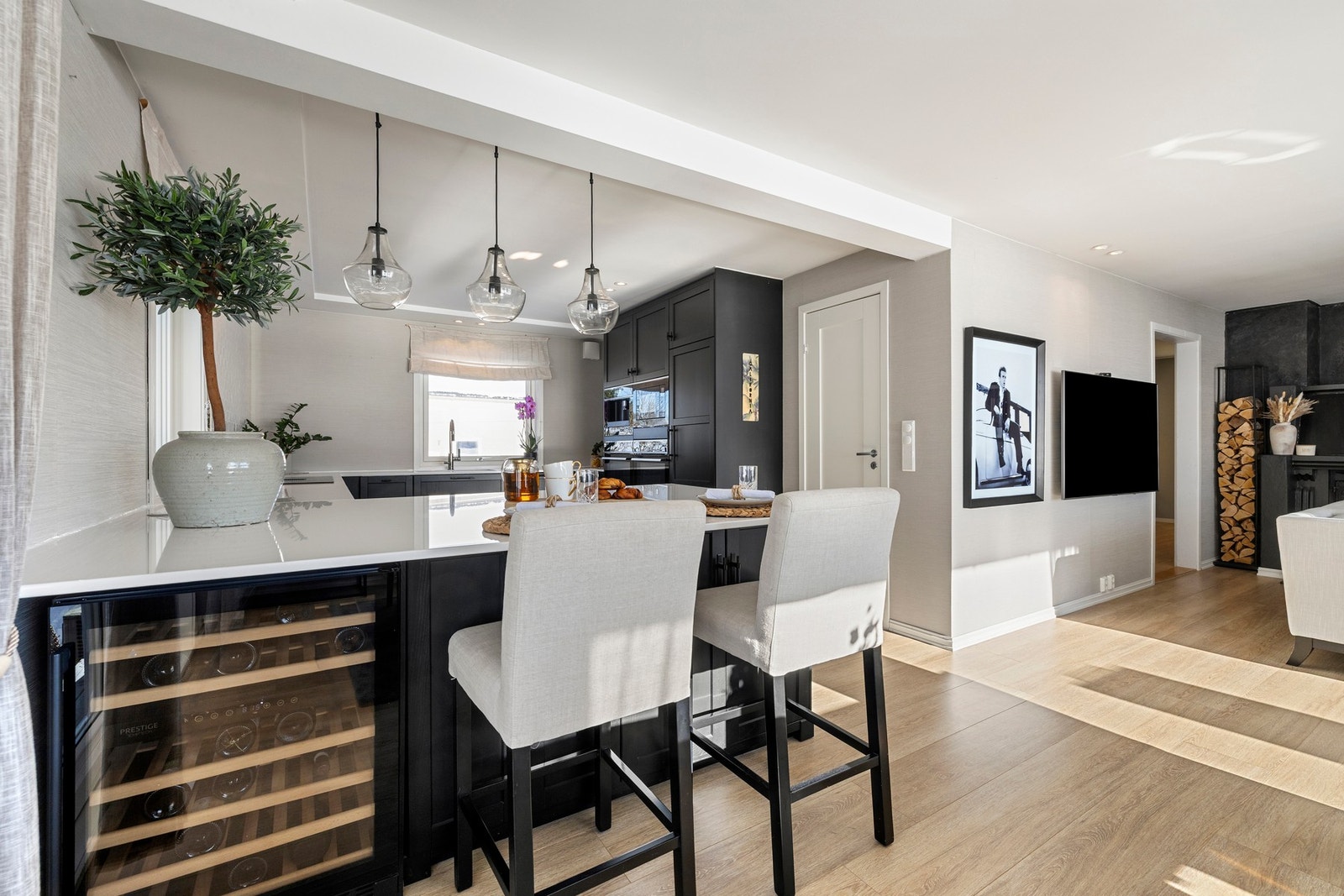 Den flotte kjøkkenøyen sørger for ekstra oppbevaring, albuerom og sitteplasser. Galleribilde