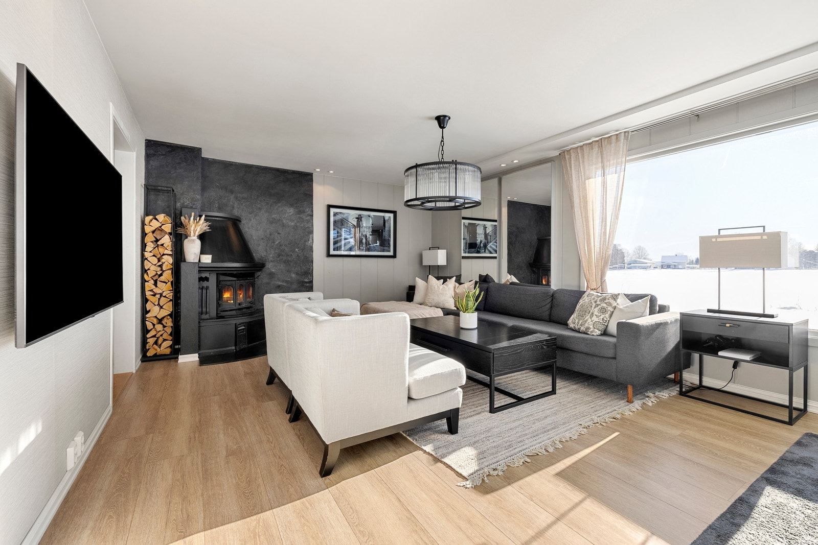 Stuen er stor og romslig med god plass for å innrede i ulike soner. Galleribilde