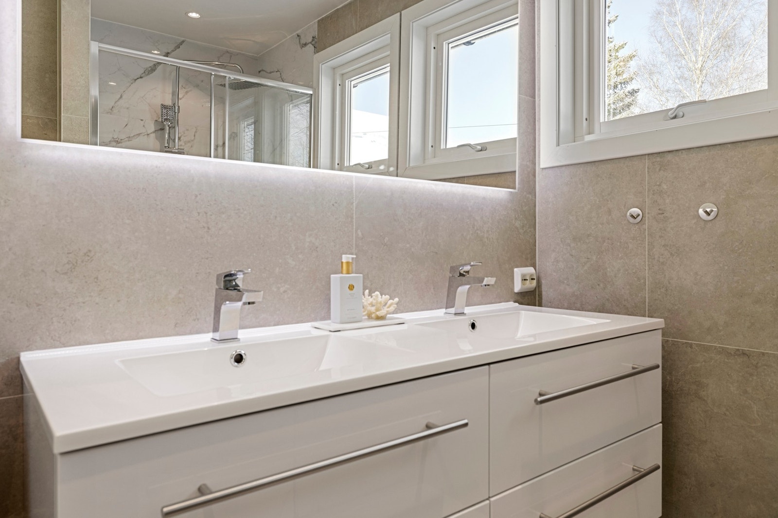 Pen innredning med praktisk dobbelservant. Galleribilde